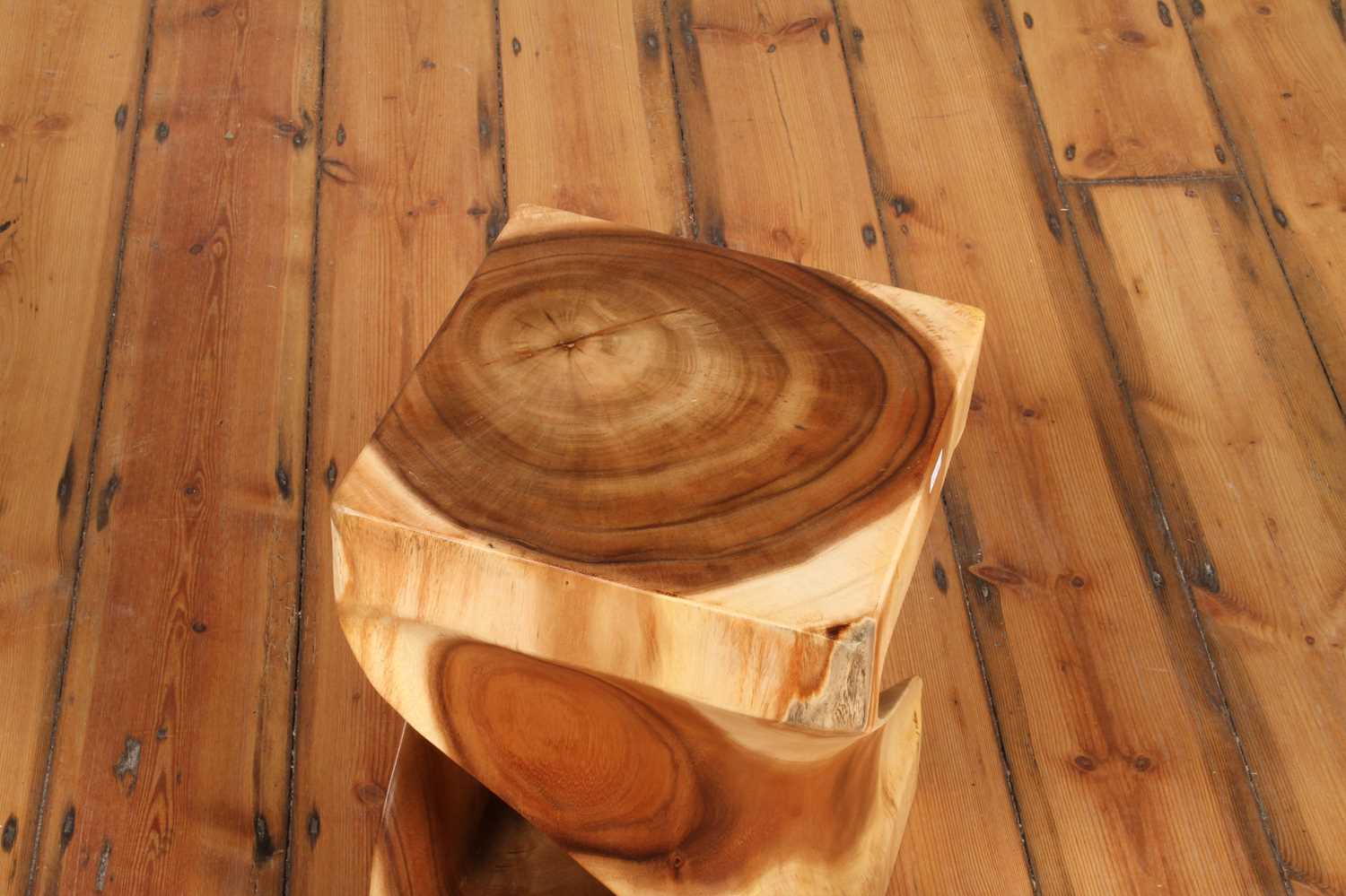 Close-up of Gelung Stool's grain top